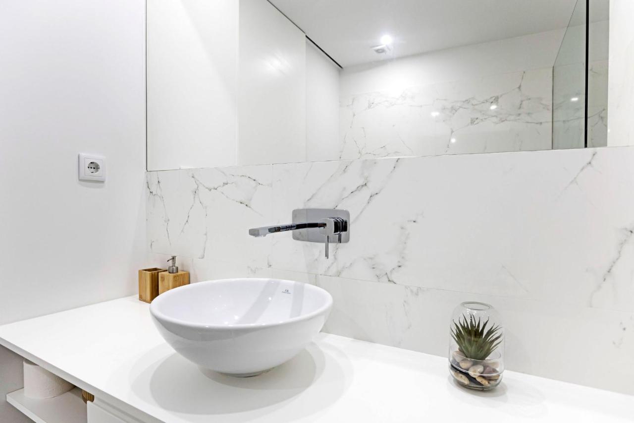 Stylish Flat W/ Gym & Parking By Lovelystay Porto Exterior foto